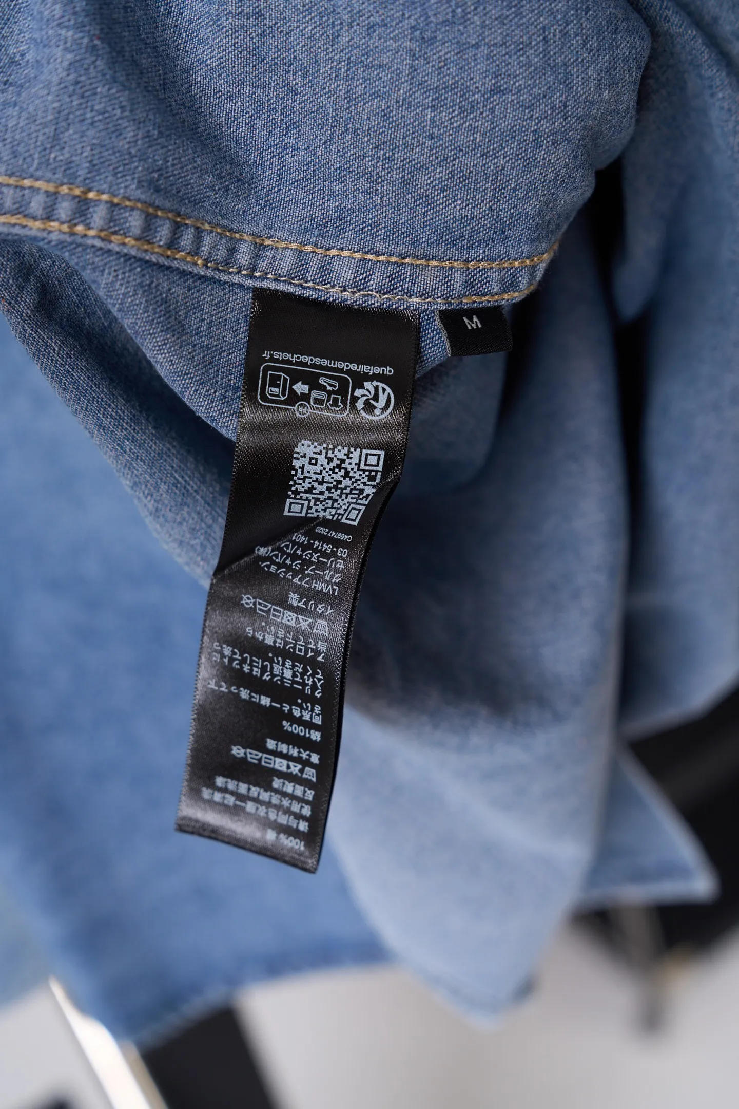 [Real auction] Celine/Céline Paris label patch pocket long-sleeved denim shirt [In Stock] S M L The double patch pockets on the chest combine both practicality and aesthetics. The CELINE PARIS fabric label hides between the pockets, implicitly revealing the heritage of the family. The pleats on the back optimize the wearing experience. The soft arc hem stretches casually. The buttoned cuffs are polished to polish the details of the garment. The superfluous ornaments are eliminated. The narrative language of minimalist denim is used to interpret Celine's unique Retro relaxed and elegant style. The use of pattern templates for machine sewing and precise control of sewing lines through pattern drawing machines ensure CELINE The PARIS label is accurately positioned, and the horizontal and vertical lines are completely aligned. The prototype is accurately aligned by hand to ensure that the opening and closing are tight. The patch pockets are manually positioned for precise positioning and turning. It requires workers to have superb skills and patience. The work is tedious and complex and takes a long time. Use multiple horses to scrub the sand. Use high-pressure spray guns to rub in specific parts to achieve a local gradient effect. Then use frosting technology to create a unique texture pattern. The workmanship is extremely complex, time-consuming and labor-intensive. Fried Snowball Fried salt, specially prepare the corresponding solution, add a certain amount of dye, soak the denim material in it to absorb the solvent, then scrub and dry it to further fade and oxidize, creating a loose fit.